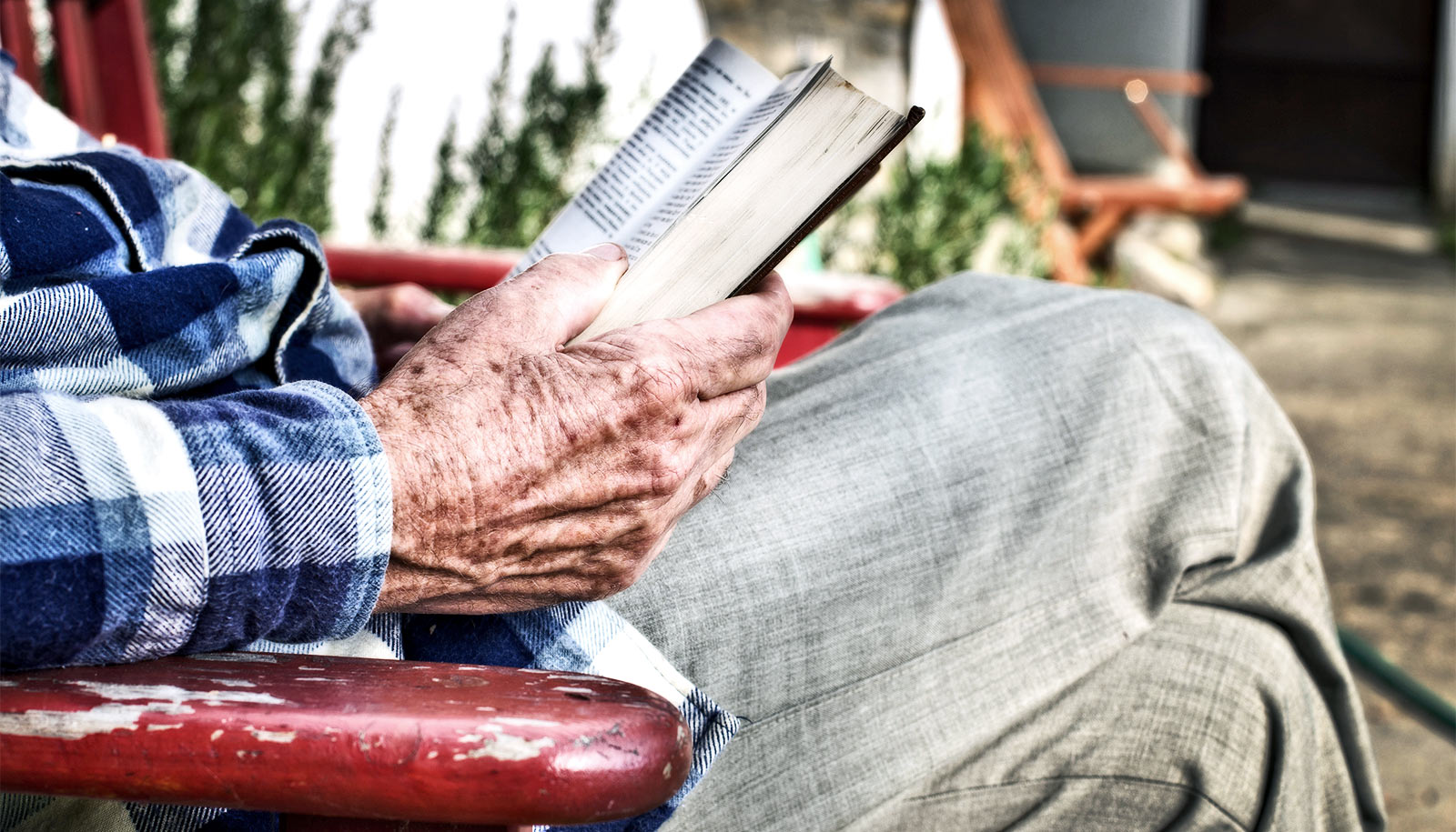 older-man-reading-book_1600.jpg