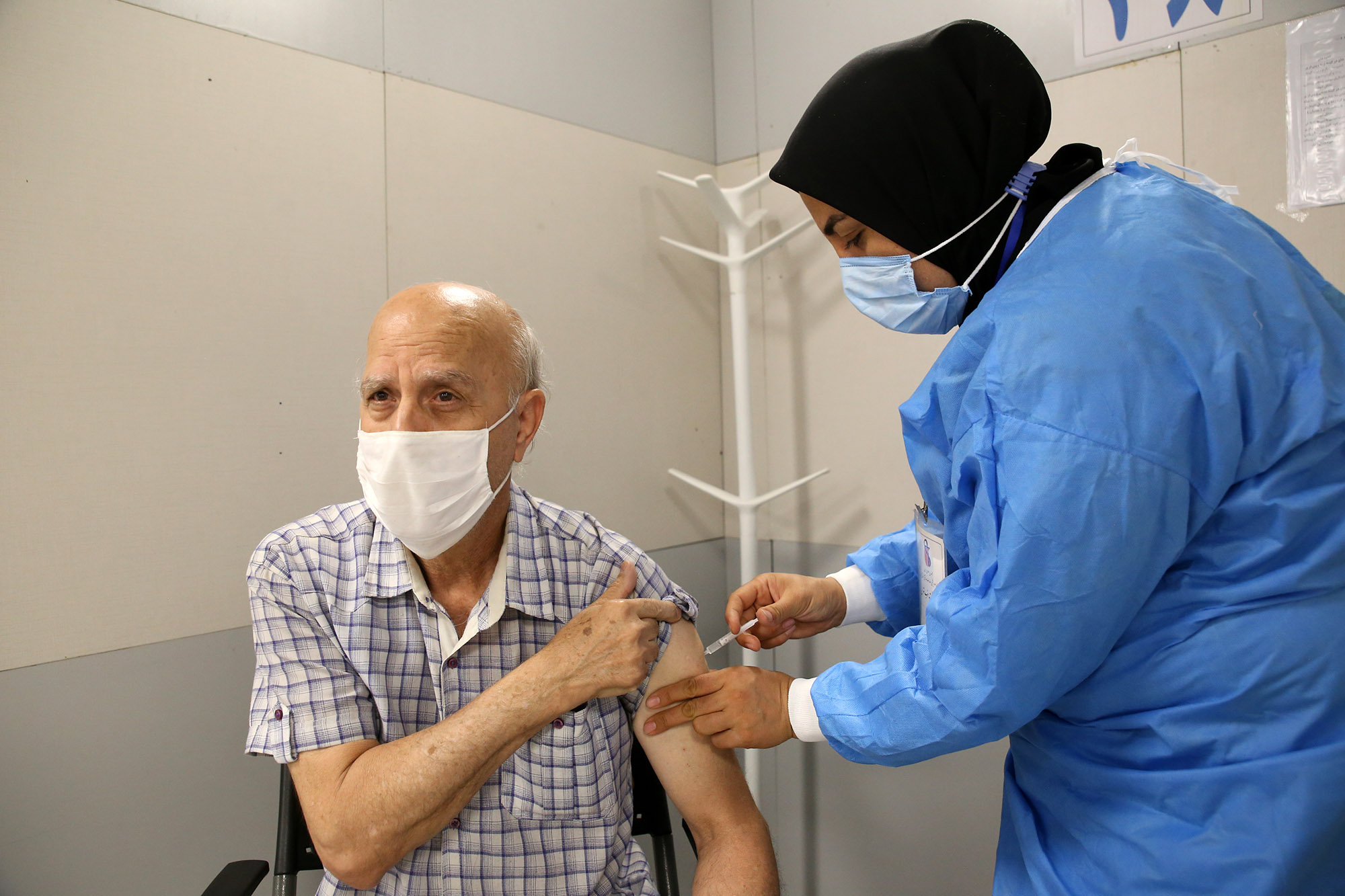تزریق دوز دوم واکسن کرونا برای سالمندان در بازار بزرگ ایران