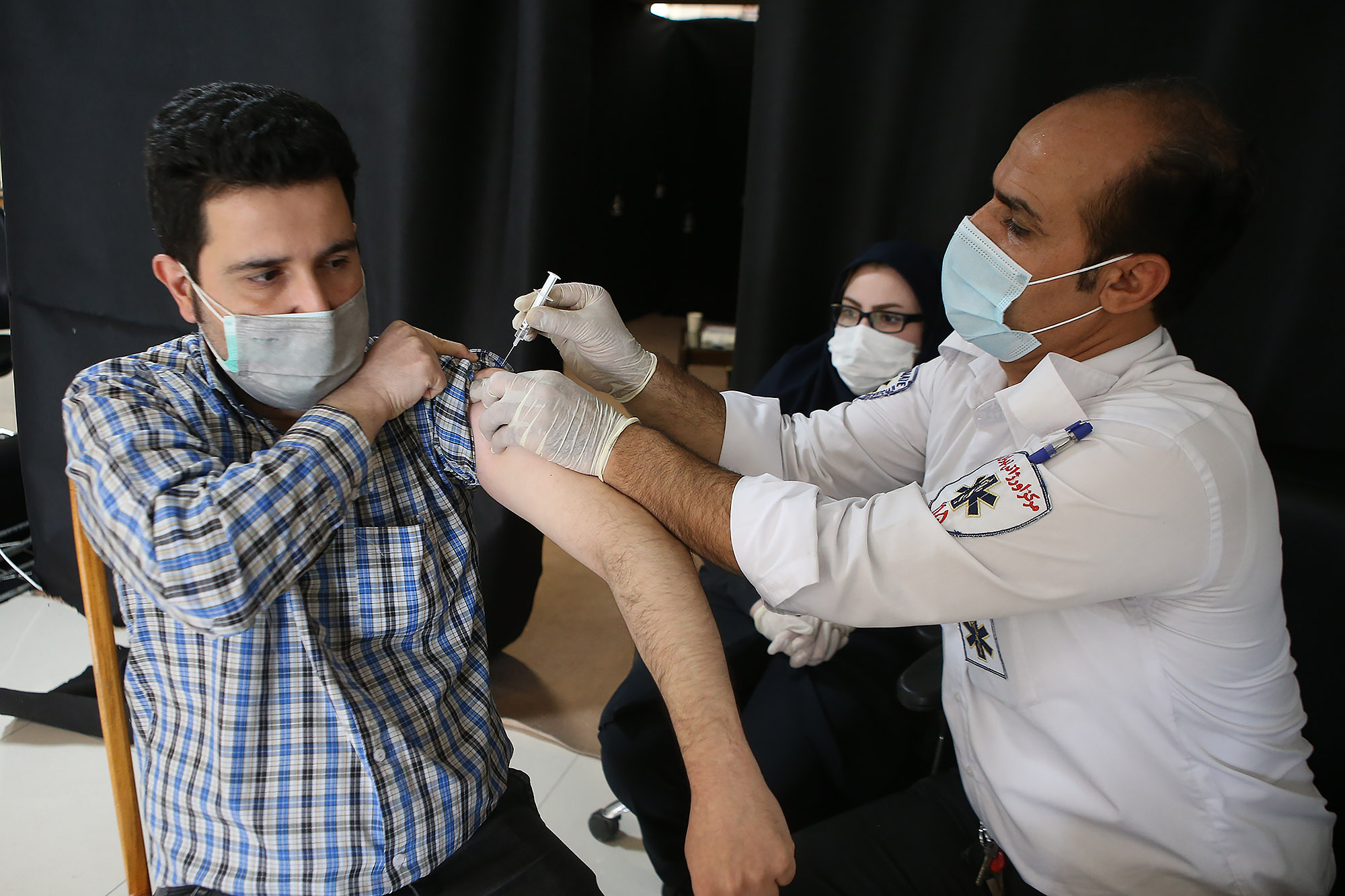 تزریق واکسن کرونا درمرکز رسانه های دانشگاه آزاد