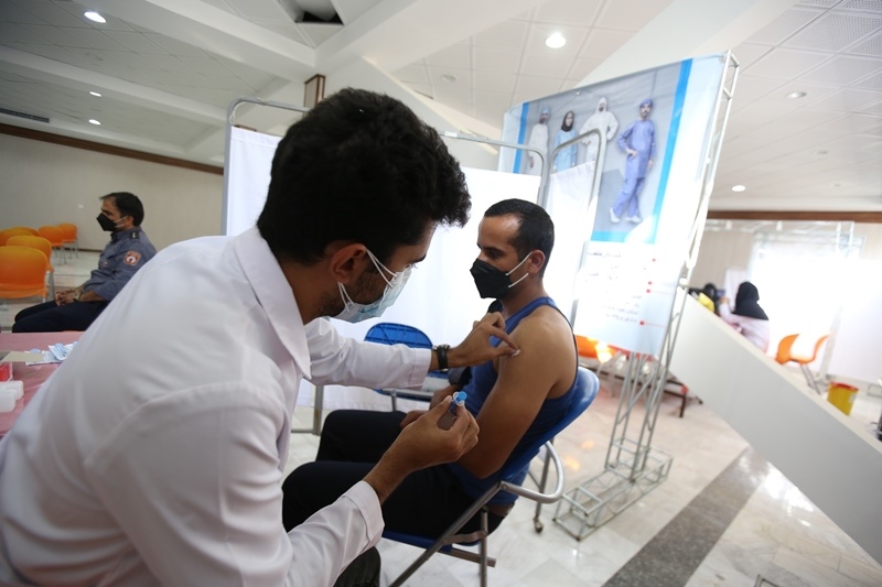 واکسیناسیون کارکنان سازمان‌ها و نهادهای اراک در دانشگاه آزاد اسلامی