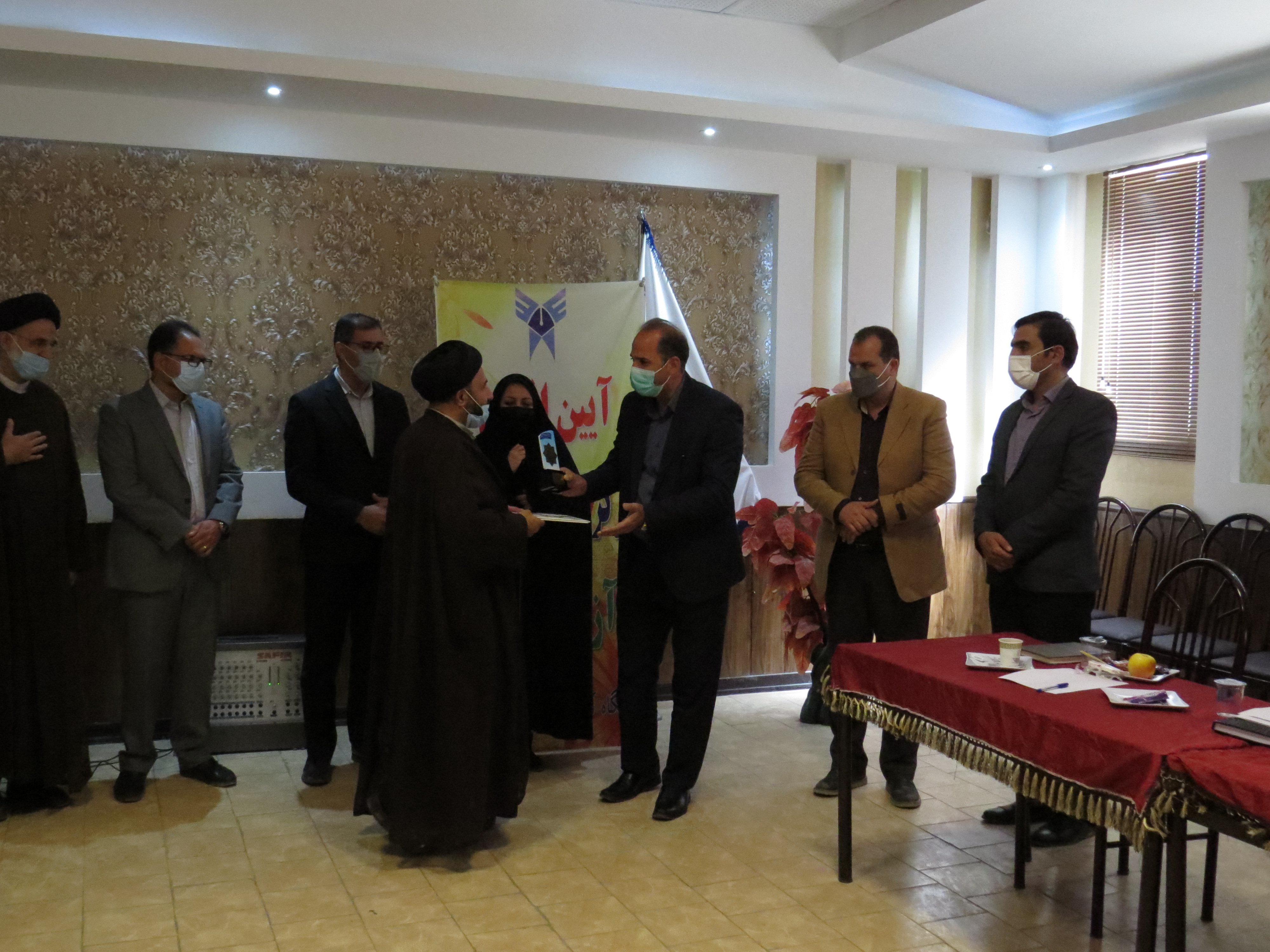تجلیل از برگزیده جشنواره ملی شعر امید در دانشگاه آزاد اسلامی واحد بروجن