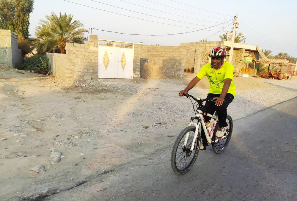 دوچرخه‌سوار دانشگاه آزاد اسلامی از بندرعباس تا میناب رکاب زد