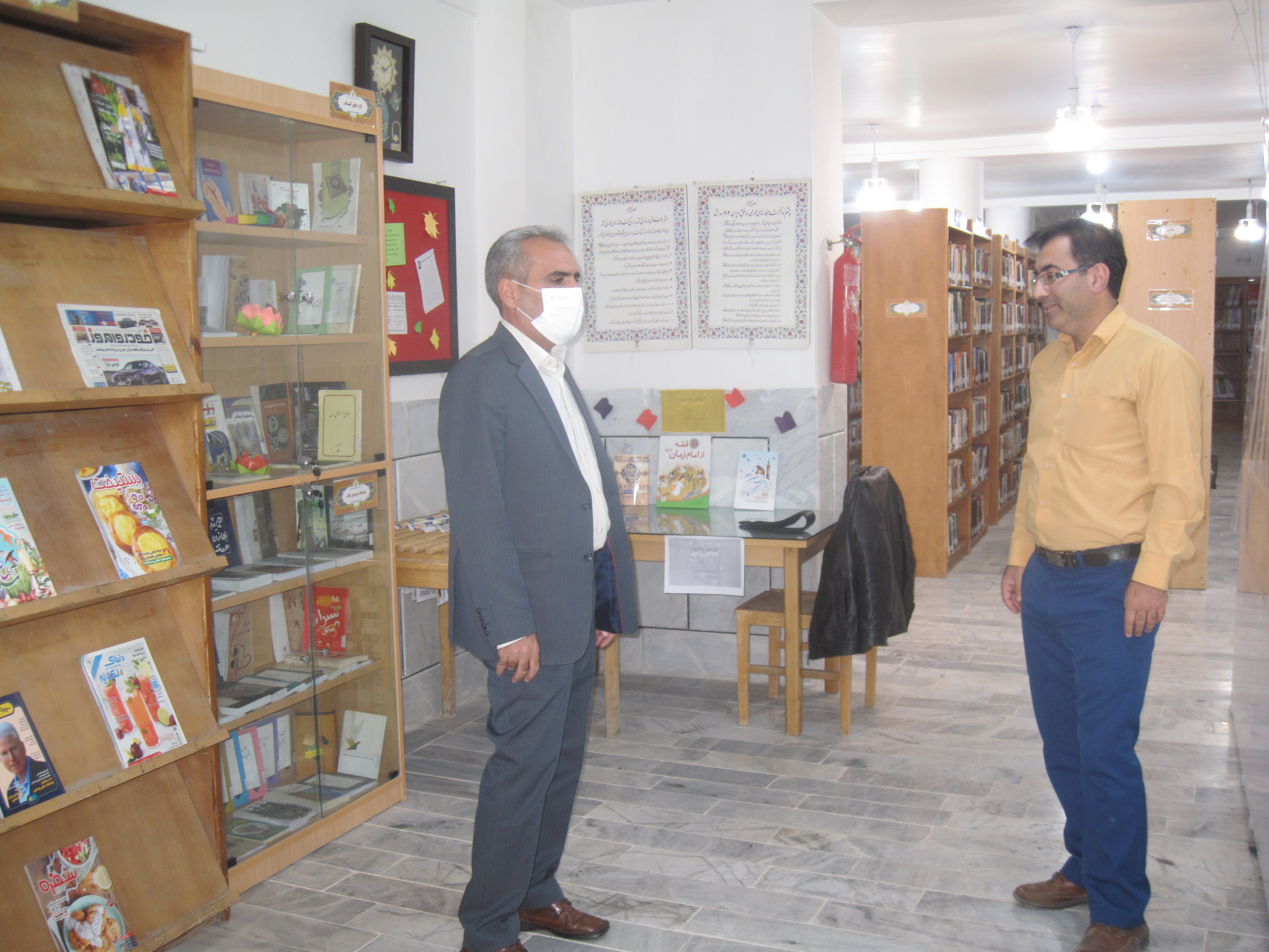 حمید آروین در دیدار با اکبر عابدین‌نژاد رئیس اداره کتابخانه‌های عمومی شهرستان نی‌ریز
