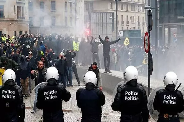 پلیس درگیری اروپا اعتراض