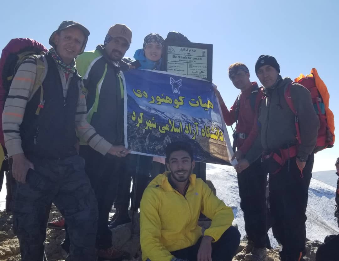 صعود کوهنوردان دانشگاه آزاد اسلامی شهرکرد به قله ۳ هزار و ۲۲۰ متری برف‌انبار