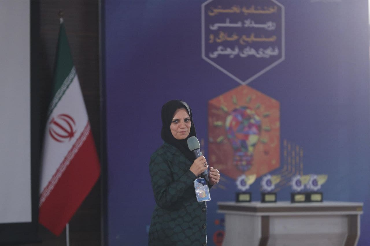 ایران پبدنی مدیر و مدرس مدرسه عالی مهارت دوخت دانشگاه آزاد لنجان