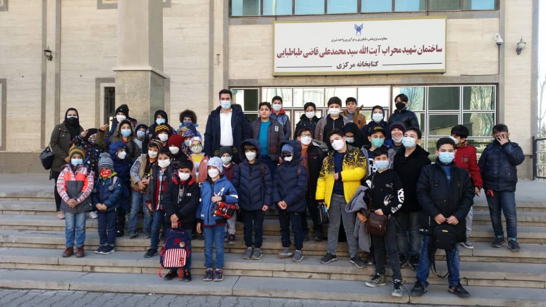 بازدید دانش‌آموزان از کتابخانه مرکزی دانشگاه آزاد اسلامی تبریز