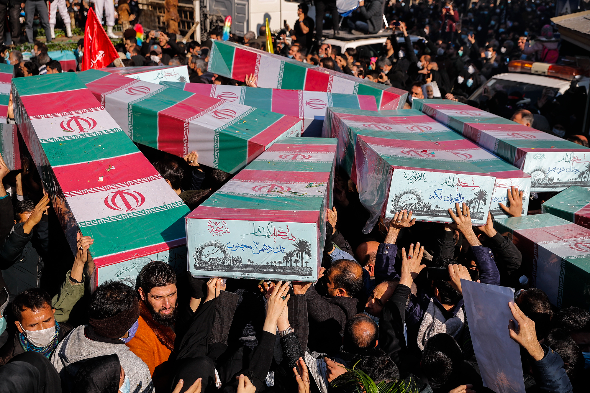 مراسم تشییع پیکر ١۵٠ شهید دفاع مقدس از مقابل دانشگاه تهران