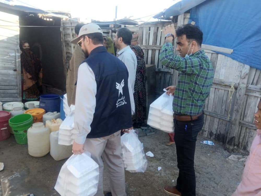 توزیع غذای گرم بین سیل‌زدگان شهرستان کنارک