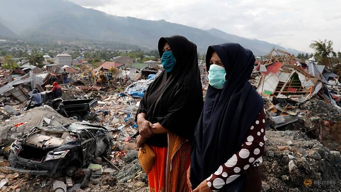 women-look-at-the-earthquake-and-liquefaction-affected-balaroa-neighbourhood-in-palu--central-sulawesi-5.jpg