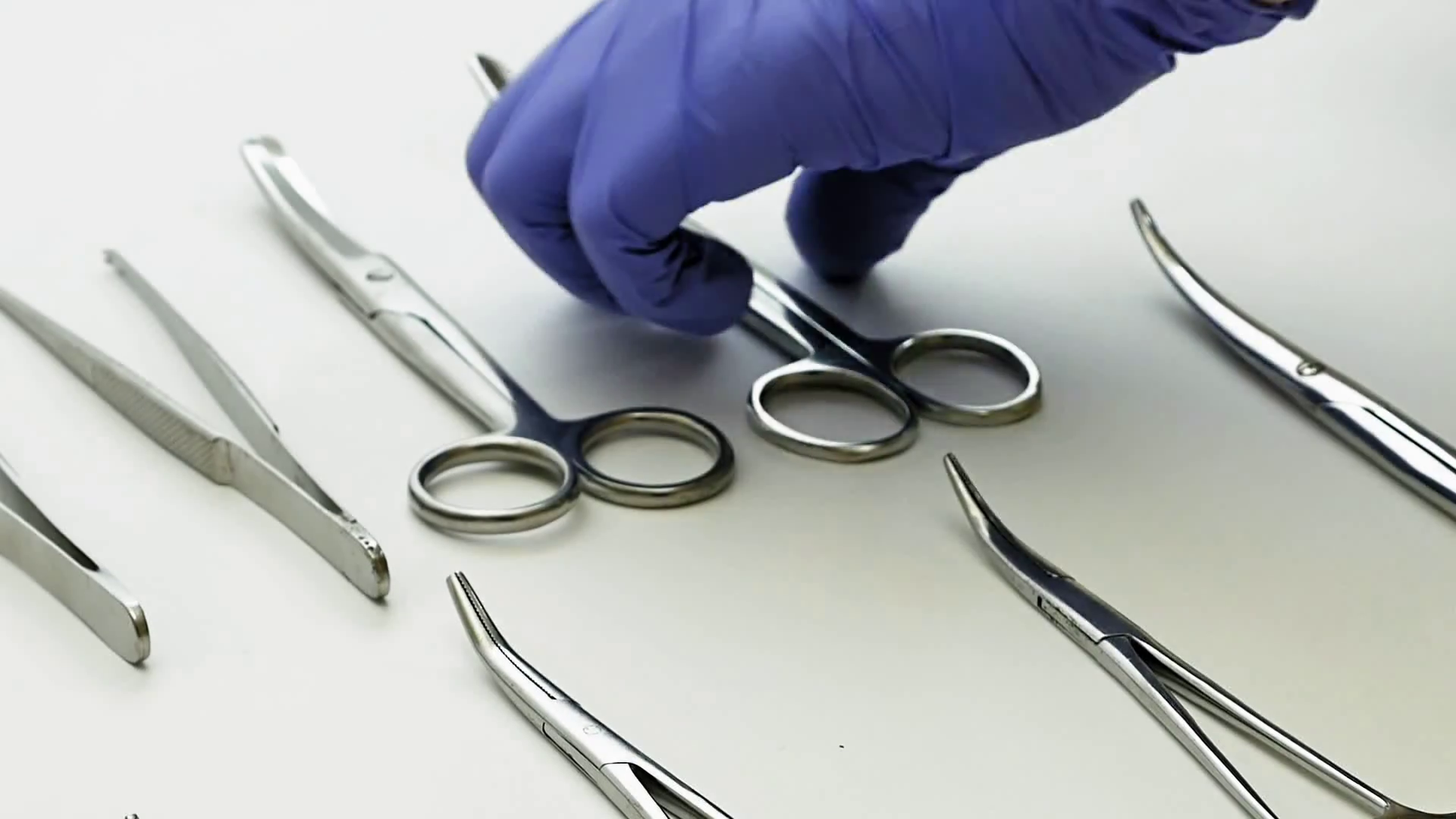 surgical-nurse-in-protective-gloves-picks-medical-tools-up-in-surgery-room_b4anfelfl_thumbnail-full01.png