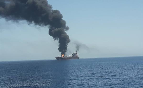حادثه-آتش-سوزی-دو-فروند-نفتکش-خارجی-عبوری-در-دریای-عمان-۴۴-نفر-دریانورد-خارجی-با-هماهنگی-MRCCهرمزگان-نجات-یافتند-نقش-آفرینی-ناجی-بندر-جاسک-در-دو-عملیات-بین-المللی.jpg