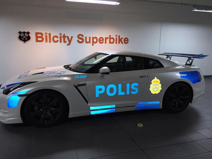 nissan-gt-r-dressed-up-as-police-car-in-sweden-photo-gallery_11.jpg