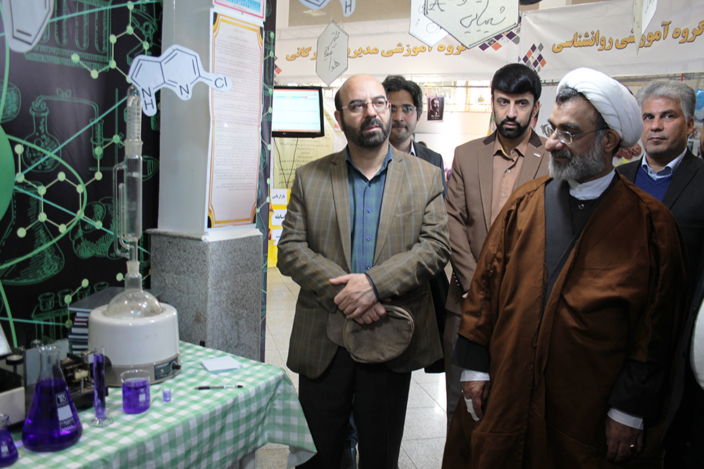 deputy-of-humanities-and-art-of-islamic-azad-university-visits-the-second-scientific-exhibition-of-students-of-qom-branch (10).JPG