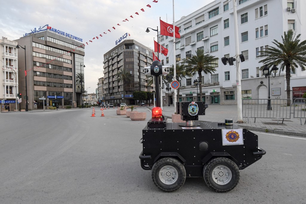 1585981121_967_Tunisian-police-use-a-robot-for-the-population-to-respect-confinement.jpg