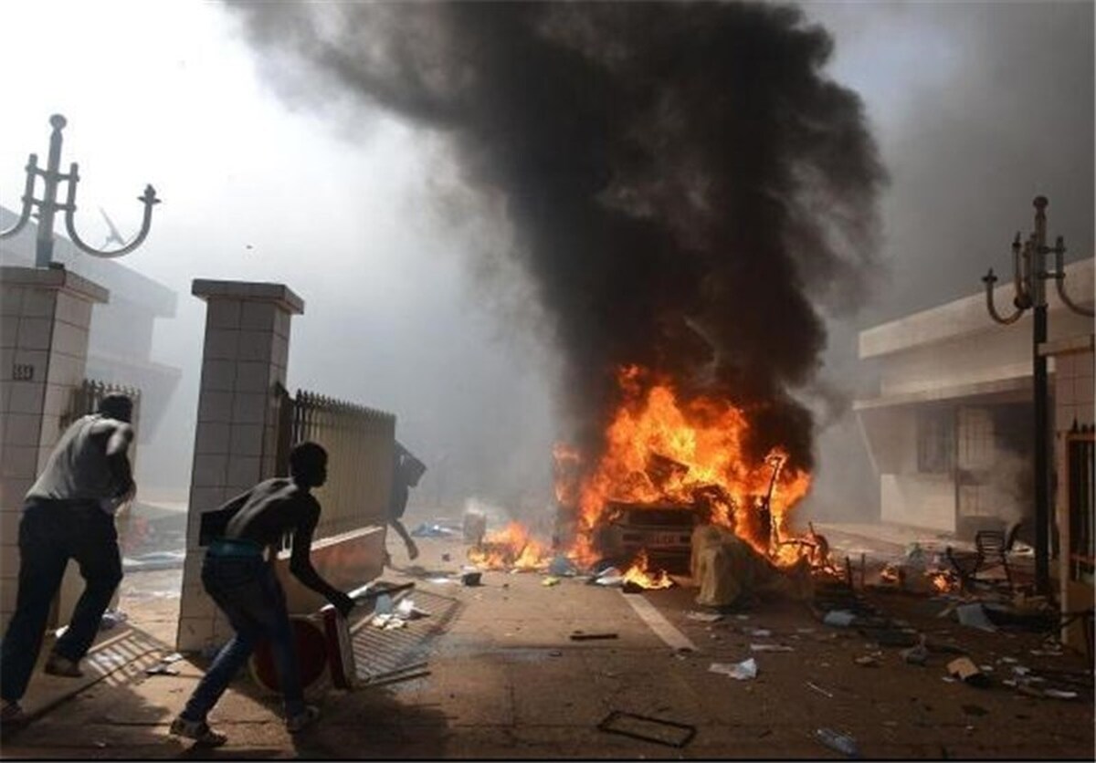 شلیک گاز اشک‌آور از سفارت فرانسه در بورکینافاسو میان معترضان