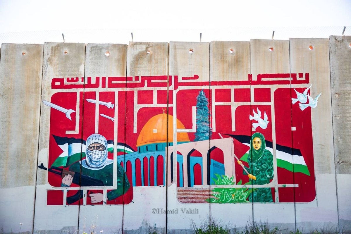 دیوارنگارۀ «و فتح قريب» روی دیوار حائل با فلسطین اشغالی نقش بست