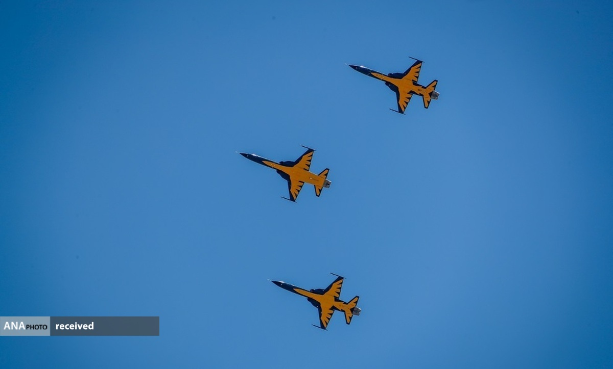 اجرای رژه هوایی با حضور جنگنده‌های بومی «کوثر» و «صاعقه»