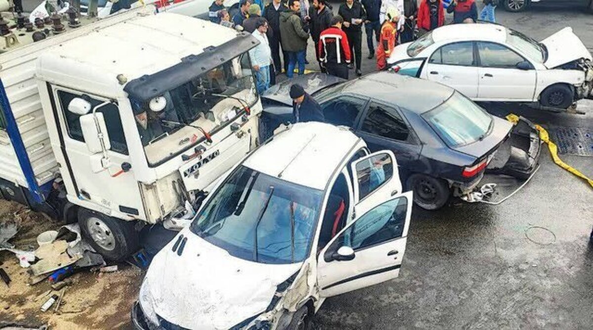 تصادف یک کامیونت با ۱۲ خودرو در تهرانپارس