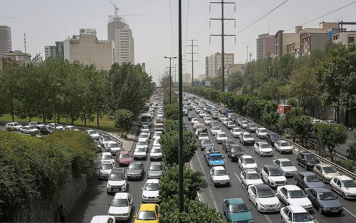 معابر و بزرگراه‌های تهران درگیر ترافیک نیمه سنگین