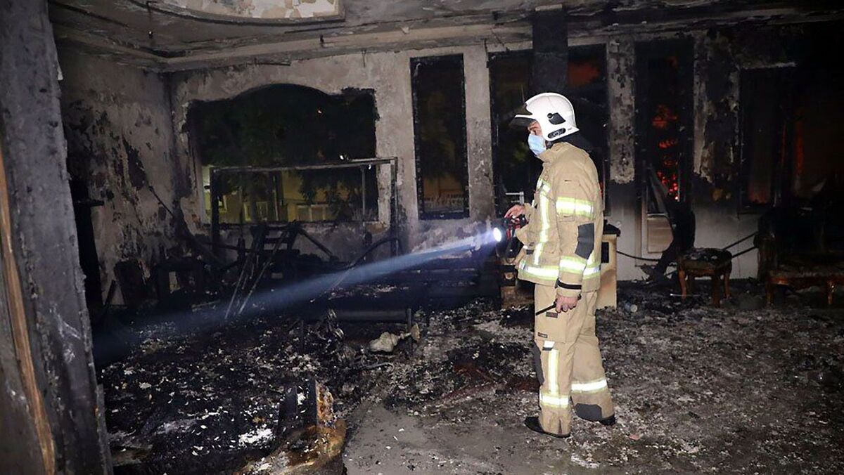 نجات جان ۱۳ نفر از آتش‌سوزی خیابان هاشمی