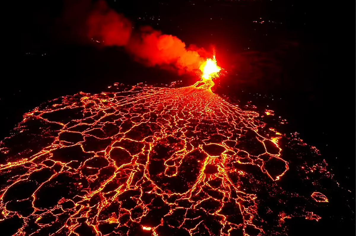 تصاویر ماهواره‌ای خیره‌کننده از آتش‌فشان ایسلند +فیلم