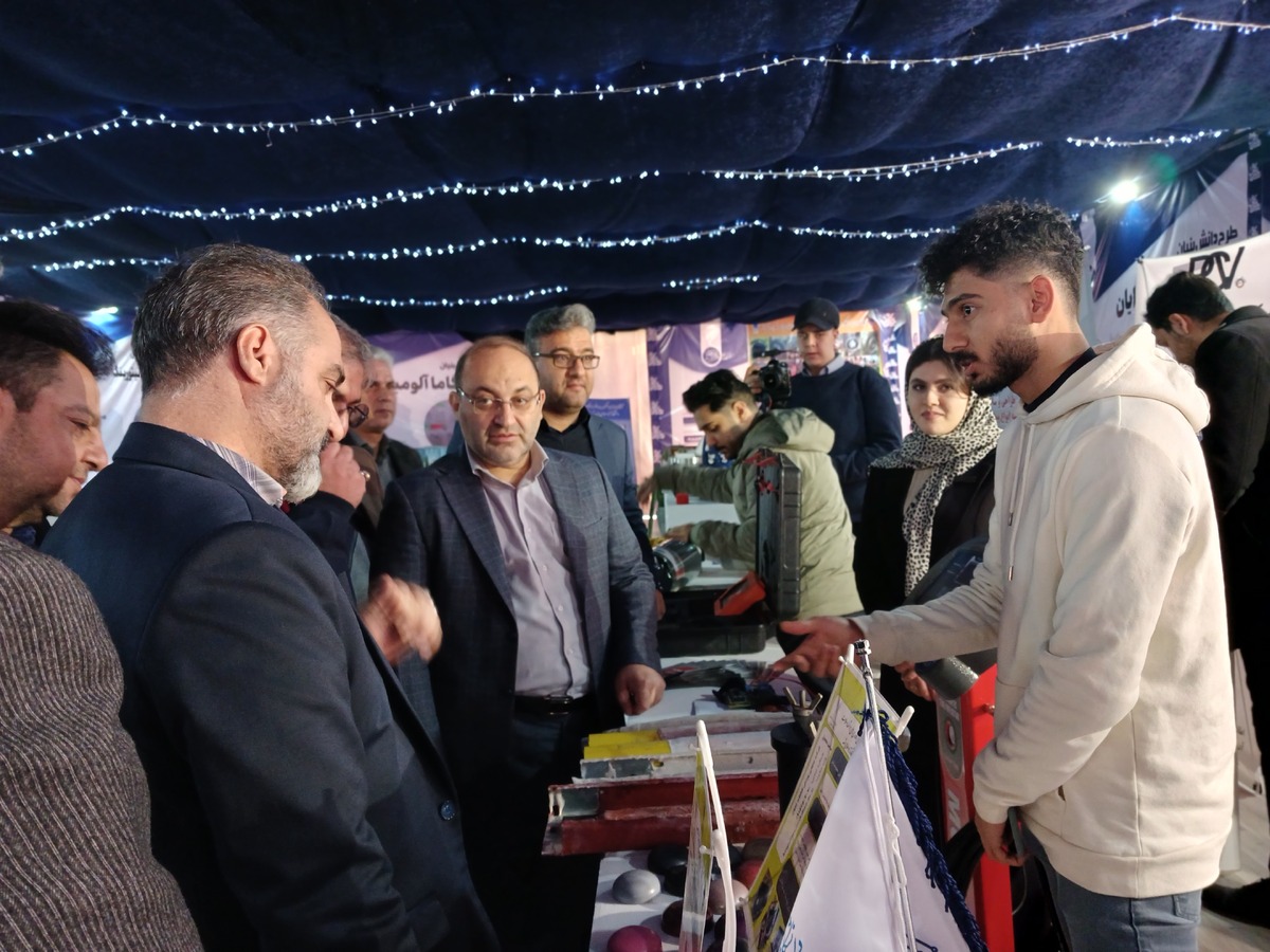 رئیس دانشگاه آزاد اسلامی اصفهان از نمایشگاه روایت تحول بازدید کرد