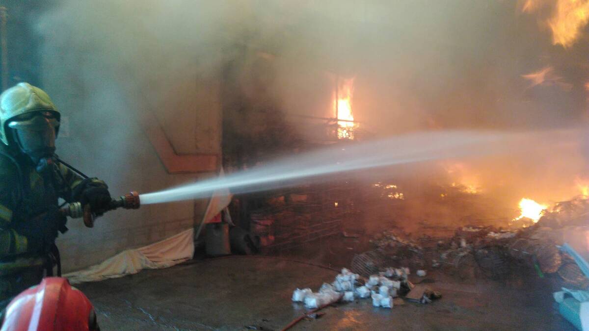 آتش‌سوزی در چند انبار بزرگ نگهداری ظروف آشپزخانه پلاستیکی در خاورشهر/ اطفاء ادامه دارد+ عکس و فیلم