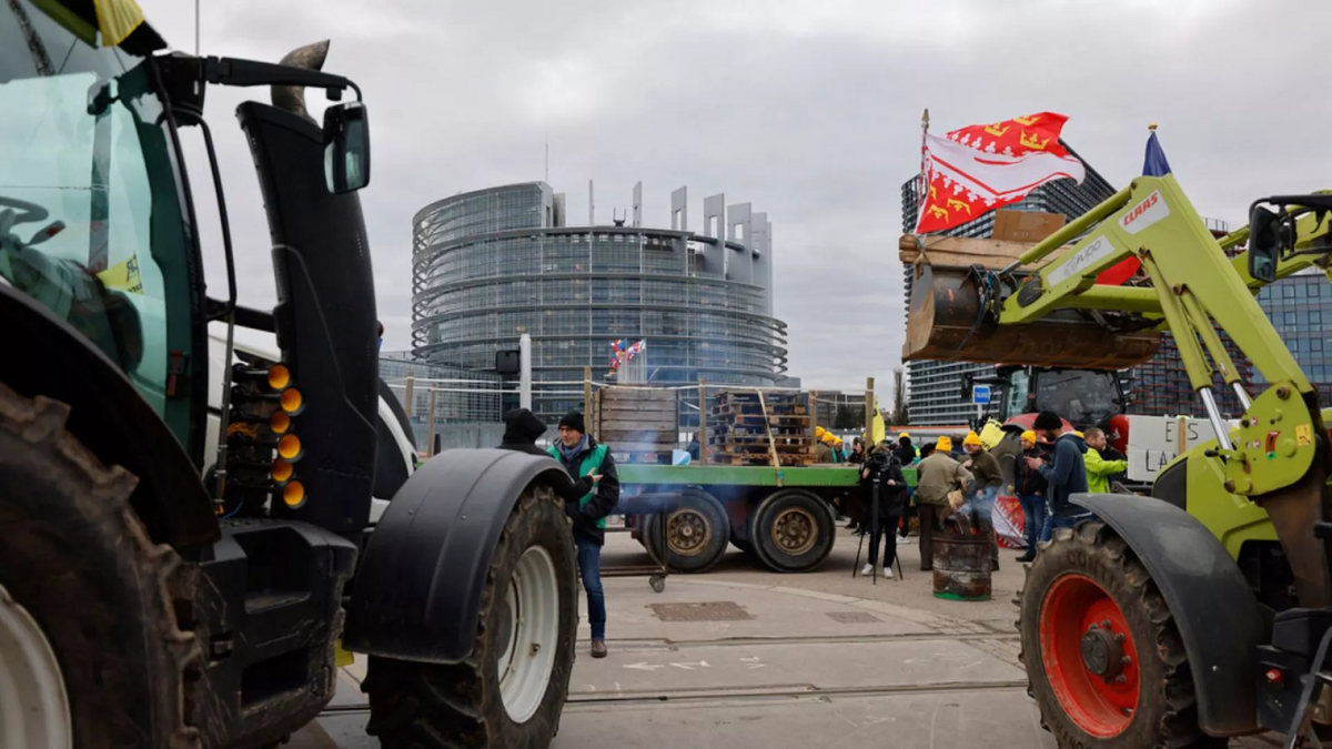 کشاورزان معترض در مقابل پارلمان اروپا تجمع کردند