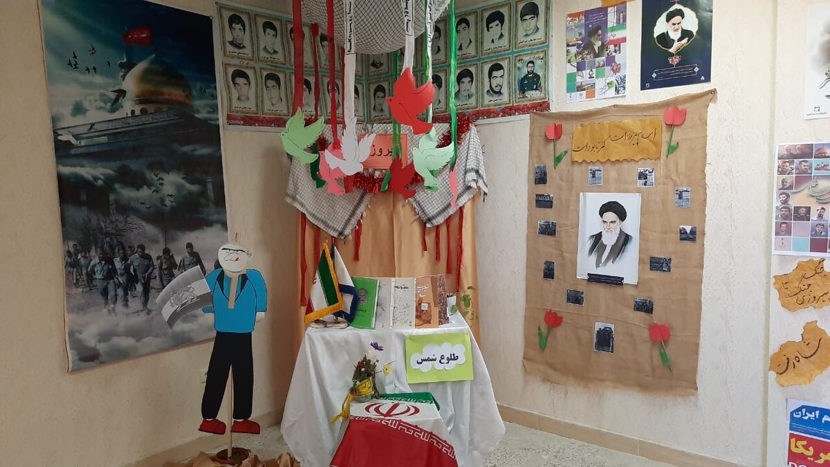 روایت روایتگری دانش آموزان از پیشرفت های انقلاب اسلامی در نمایشگاه مدرسه انقلاب