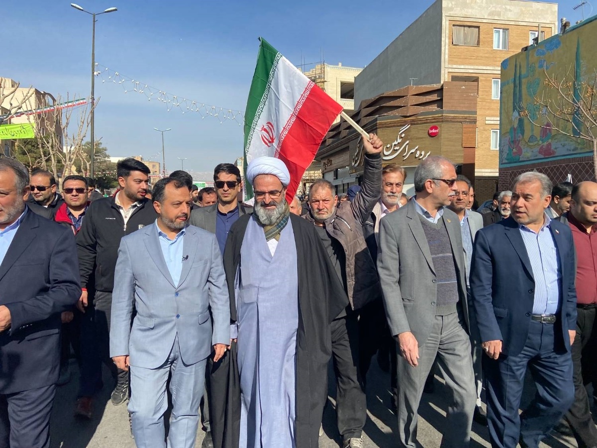 حضور وزیر اقتصاد در میان صفوف پر خروش راهپیمایی یوم الله ۲۲ بهمن