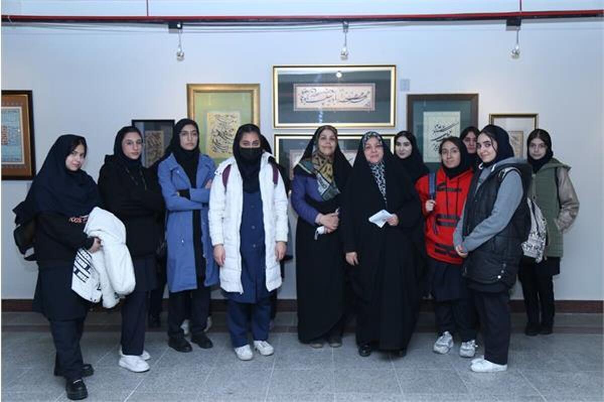 بازدید دانش‌آموزان از نمایشگاه جشنواره هنرهای تجسمی فجر