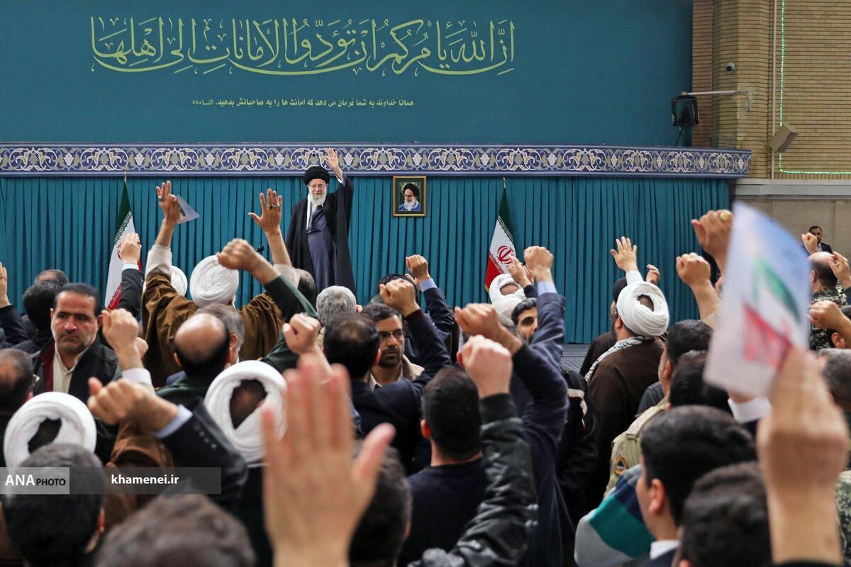 رهبر انقلاب: ملت ایران شور و سرزندگی خود را در راهپیمایی ۲۲ بهمن نشان داد  همه باید در انتخابات شرکت کنند