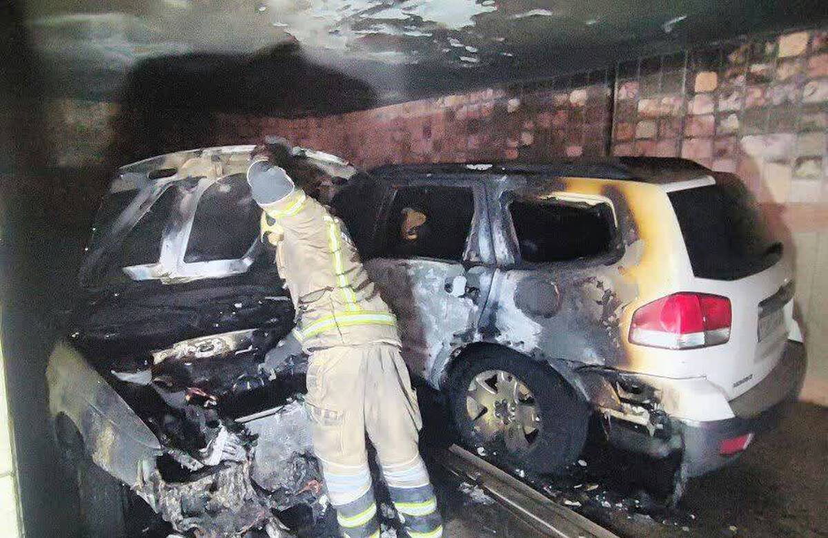نجات ۳۰ زن و مرد در حادثه آتش‌سوزی در پارکینگ خودرو در تهرانپارس