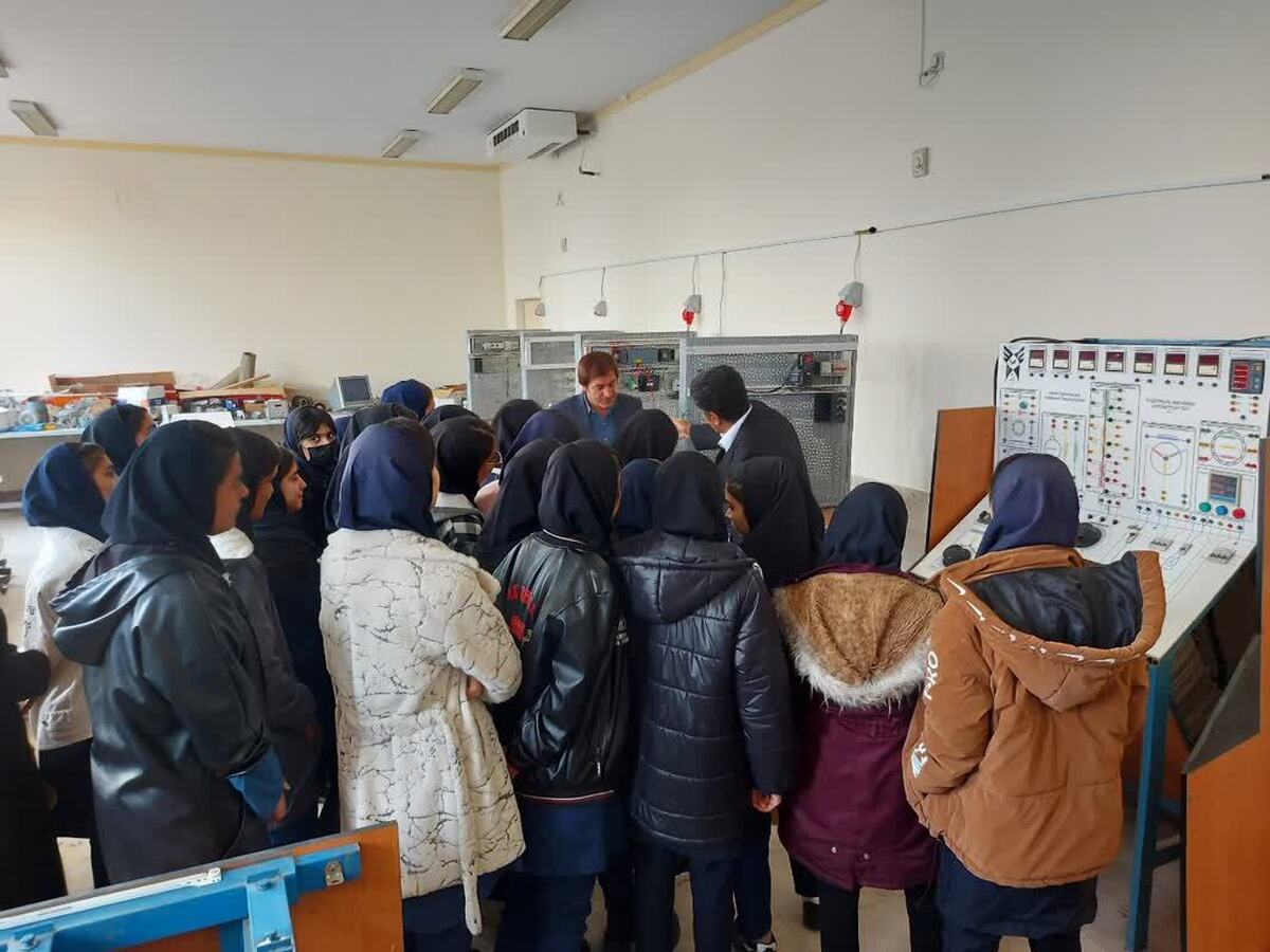 دانش‌آموزان میاندوآبی با تجهیزات آ‌زمایشگاهی دانشگاه آزاد آشنا شدند