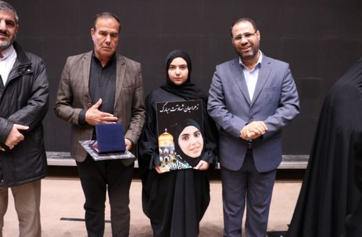 اهدای نشان شجاعت سازمان دانش‌آموزی به خانواده شهدای حادثه تروریستی