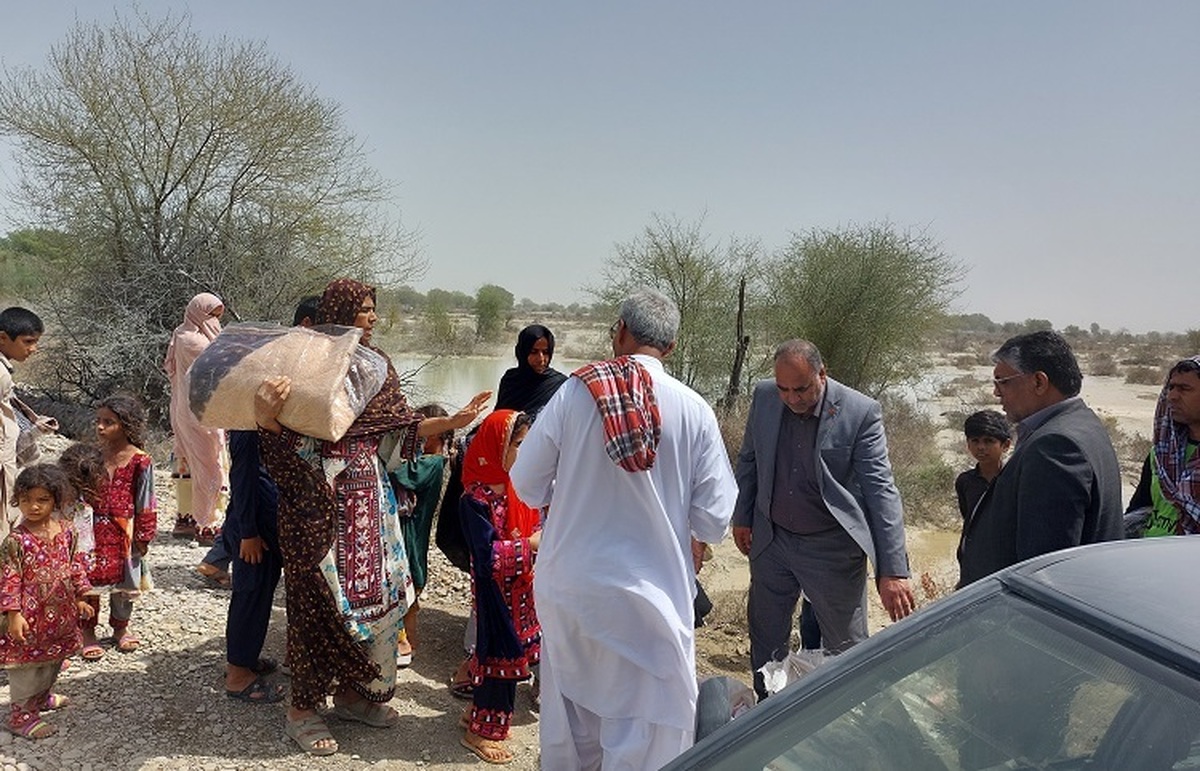 اهدای کمک‌های بانک ملت به آسیب دیدگان از سیل در استان سیستان و بلوچستان
