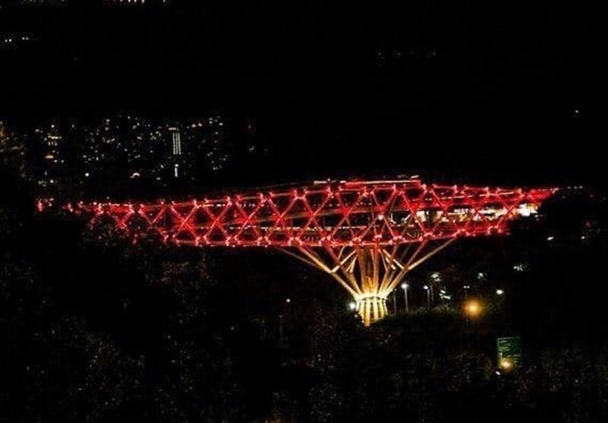 برج آزادی و پل طبیعت به احترام امدادگران هلال‌احمر قرمز پوش شدند