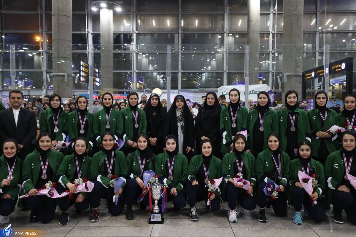 بازگشت دختران هاکی روی یخ به ایران با استقبال مسئولان+ تصاویر