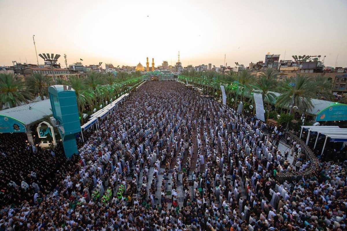 هزاران زائر در کربلا نماز عیدفطر را اقامه کردند+فیلم