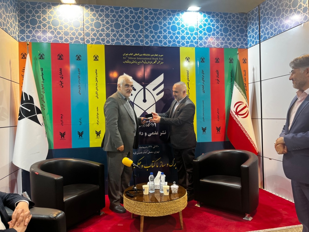 بهار کتاب ۳۴| رئیس دانشگاه آزاد اسلامی از نمایشگاه بین المللی کتاب تهران بازدید کرد+ عکس