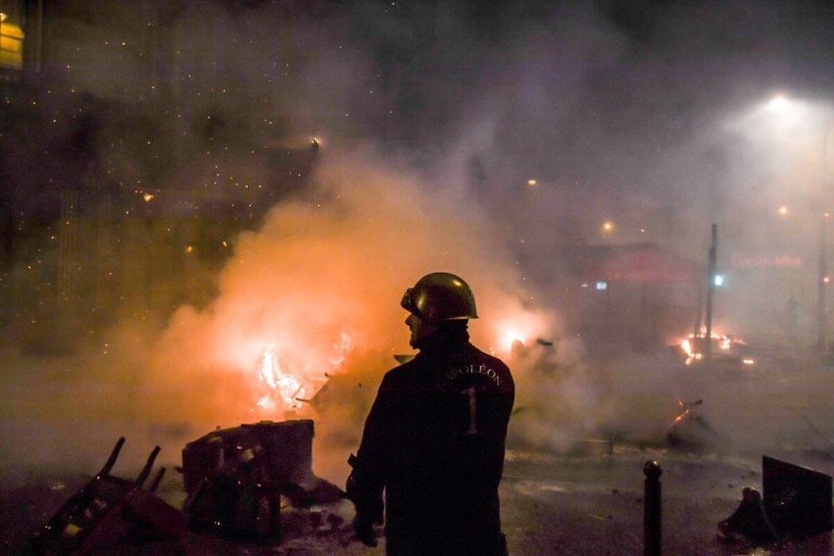 استقرار ۴۵ هزار نیروی پلیس در خیابان‌ها  فرانسه در آتش خشم معترضان می‌سوزد