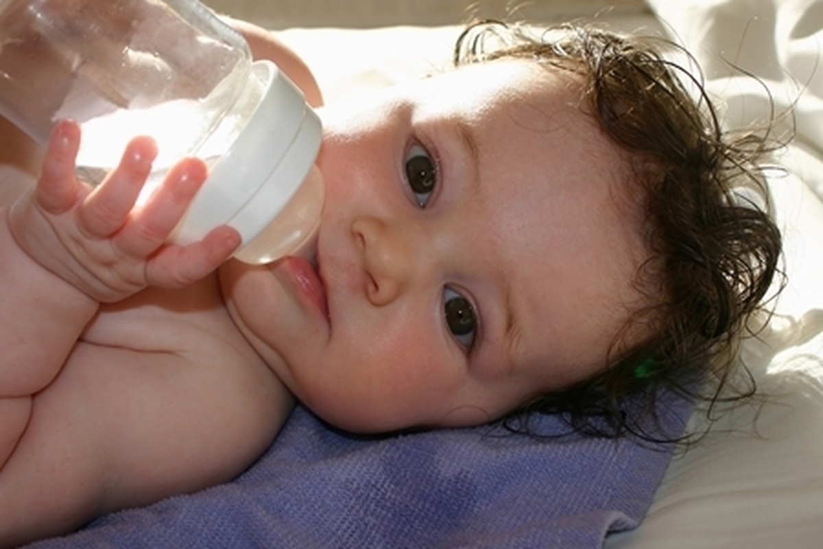 توصیه‌های بهداشتی برای پیشگیری از گرمازدگی در کودکان زیر پنج سال/ دادن دارو به کودک گرمازده ممنوع است