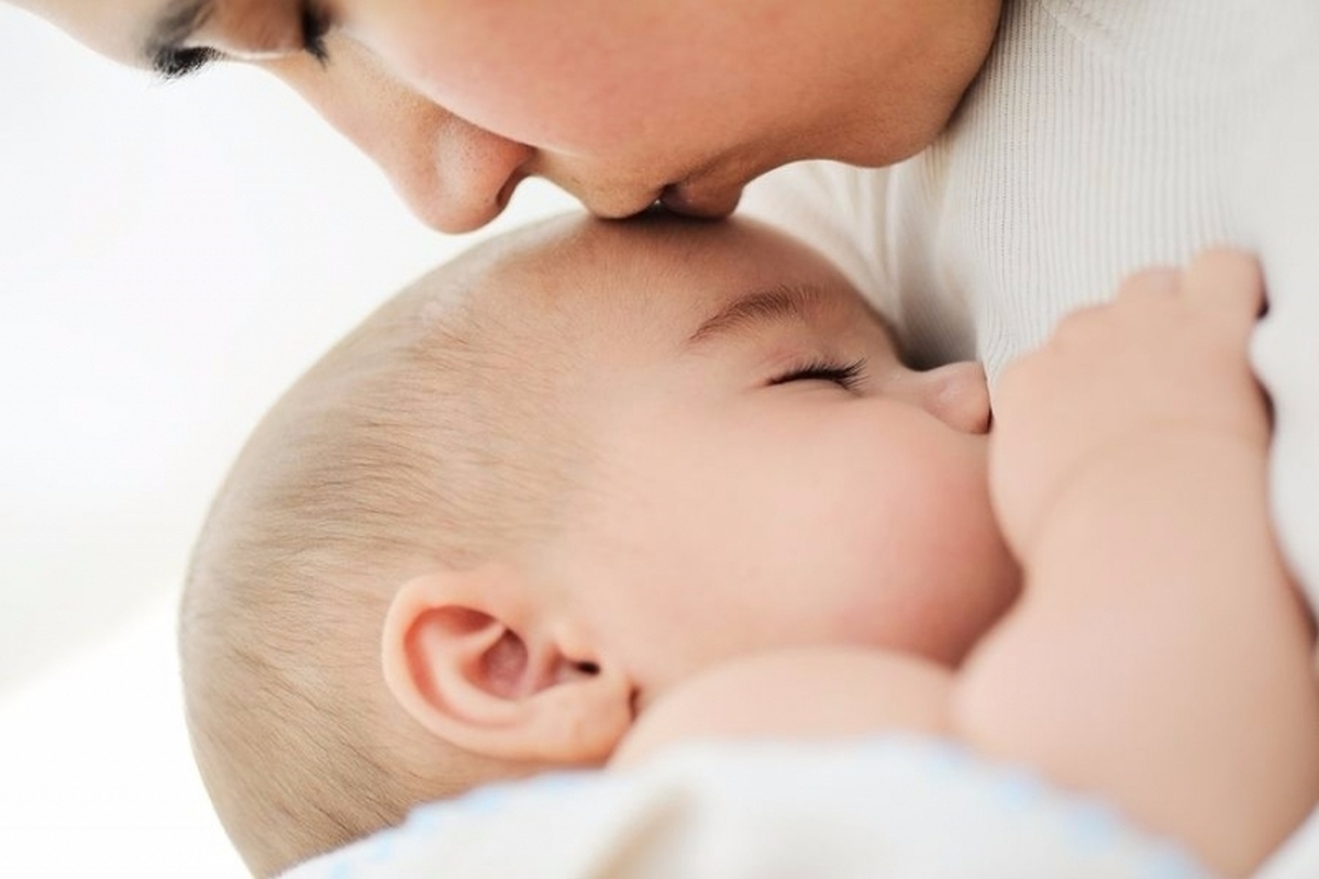 تأمین سلامت و امنیت روانی کودک با شیر مادر/ شیردهی نوزاد سرطان‌ها را کاهش می‌دهد