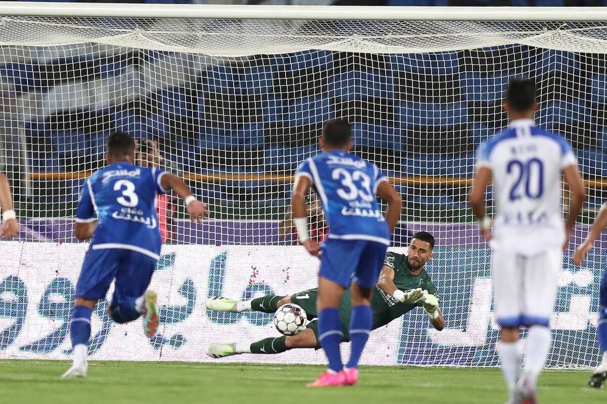 تساوی استقلال مقابل ملوان در پایان نیمه اول/ حسینی پنالتی گرفت