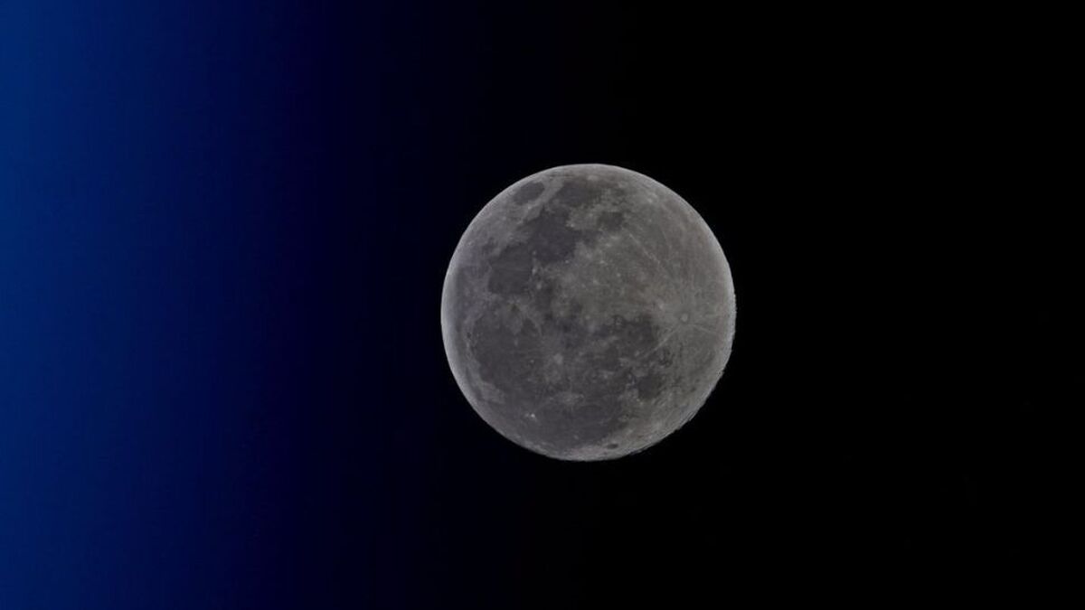 ماه از نزدیکی زحل عبور می‌کند