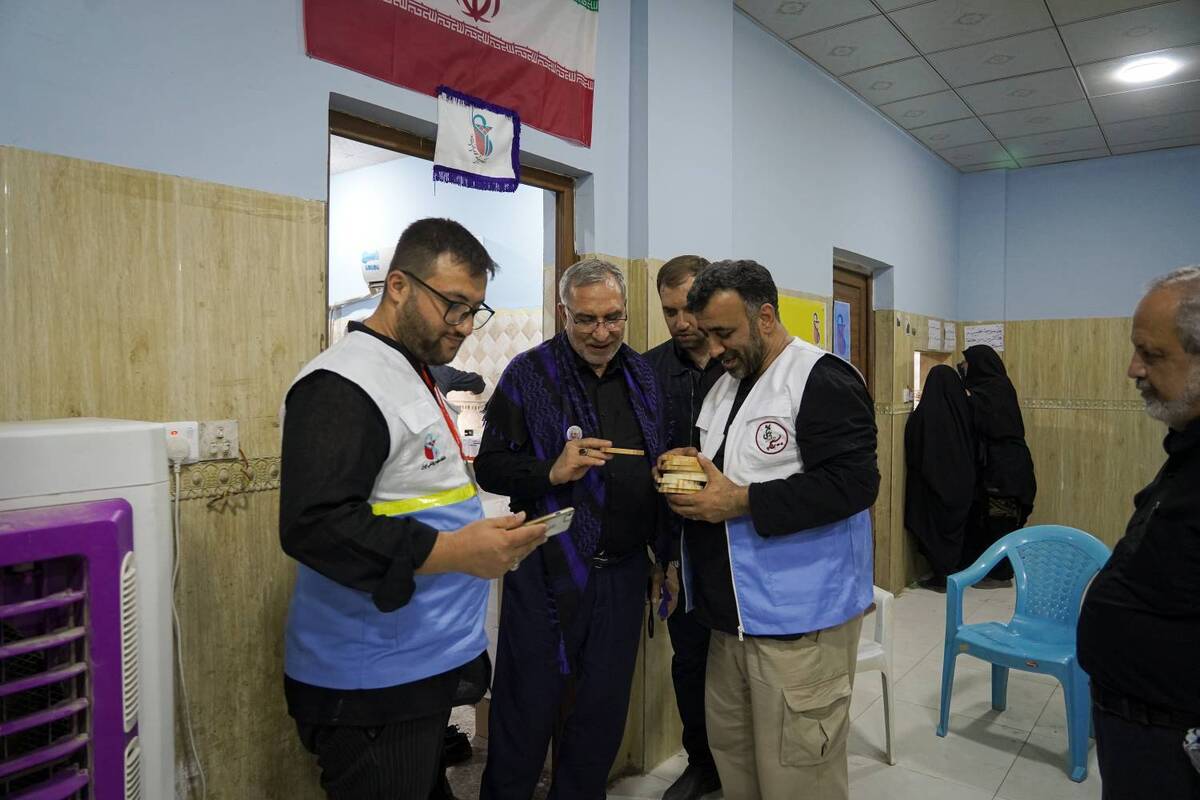 بازدید وزیر بهداشت از درمانگاه دانشگاه علوم پزشکی ایران در مسیر نجف به کربلا