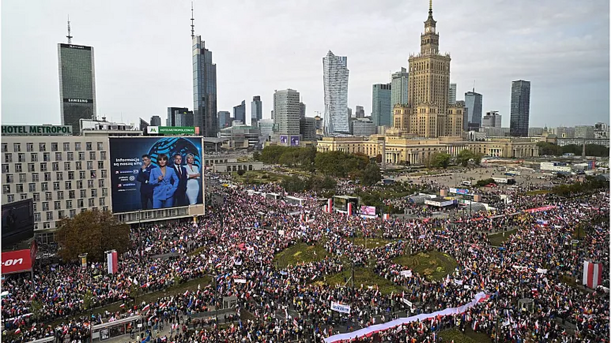 مخالفان دولت لهستان در آستانه انتخابات به خیابان‌ها آمدند