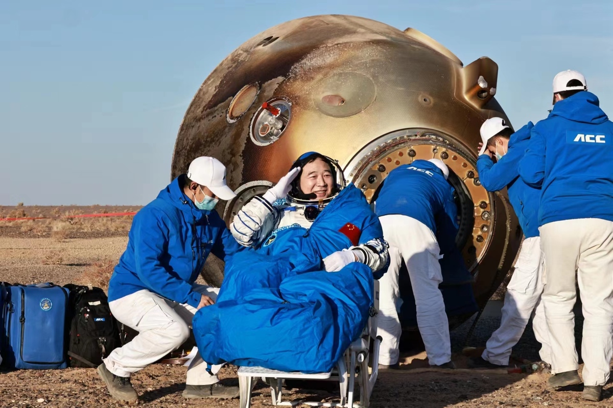 بازگشت فضانوردان شنزو-۱۶ چین به زمین