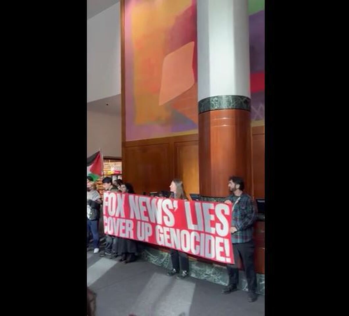 تجمع اعتراضی حامیان فلسطین در ساختمان شبکه آمریکایی فاکس نیوز+فیلم
